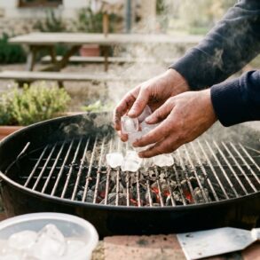 SoonNight - Des glaçons sur le barbecue encore chaud : l'astuce qui décolle tout sans frotter