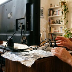 SoonNight - Ce papier aluminium sous le téléviseur protège vos meubles mais cache un vrai danger