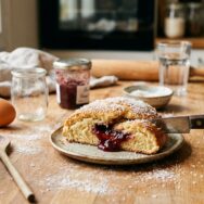 Soonnight - Un œuf et un pot de yaourt suffisent pour réussir cette recette de dessert moelleux en demi-lune garni de confiture