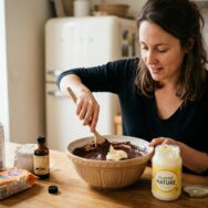 Soonnight - La mayonnaise dans un gâteau au chocolat remplace les œufs et l'huile pour une mie étonnamment moelleuse